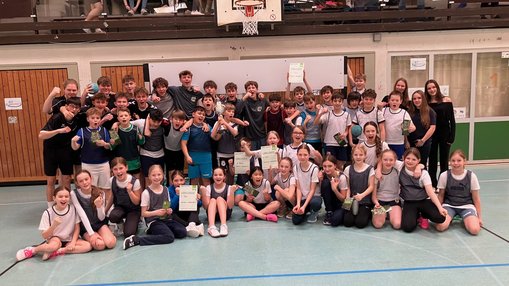 Jubelden Sportlerinnen und Sportler beim Gruppenfoto.