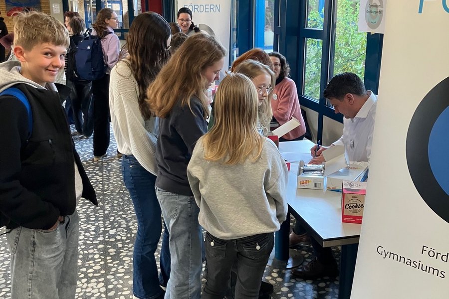 Schülerinnen und Schüler in der Pausenhalle.