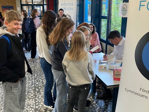 Schülerinnen und Schüler in der Pausenhalle.