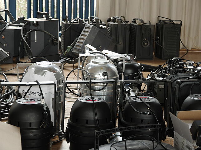 Alte Scheinwerfer im Zwischenlager