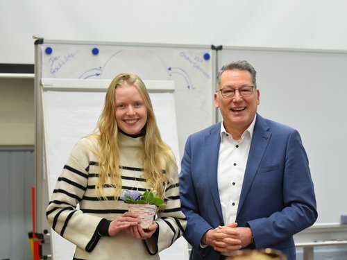 Andrea Grashorn und Robert Baberske lächeln in die Kamera.