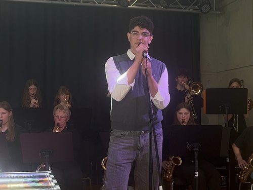 30 Jahre Städtepartnerschaft Burgwedel - Domfront Schülerinnen und Schüler mit Musikinstrumenten auf der Bühne