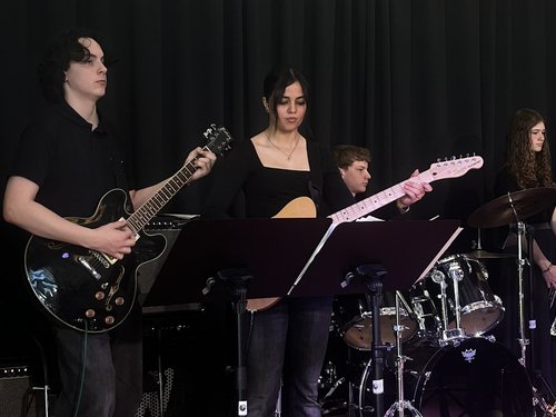 30 Jahre Städtepartnerschaft Burgwedel - Domfront Schülerinnen und Schüler mit Musikinstrumenten auf der Bühne