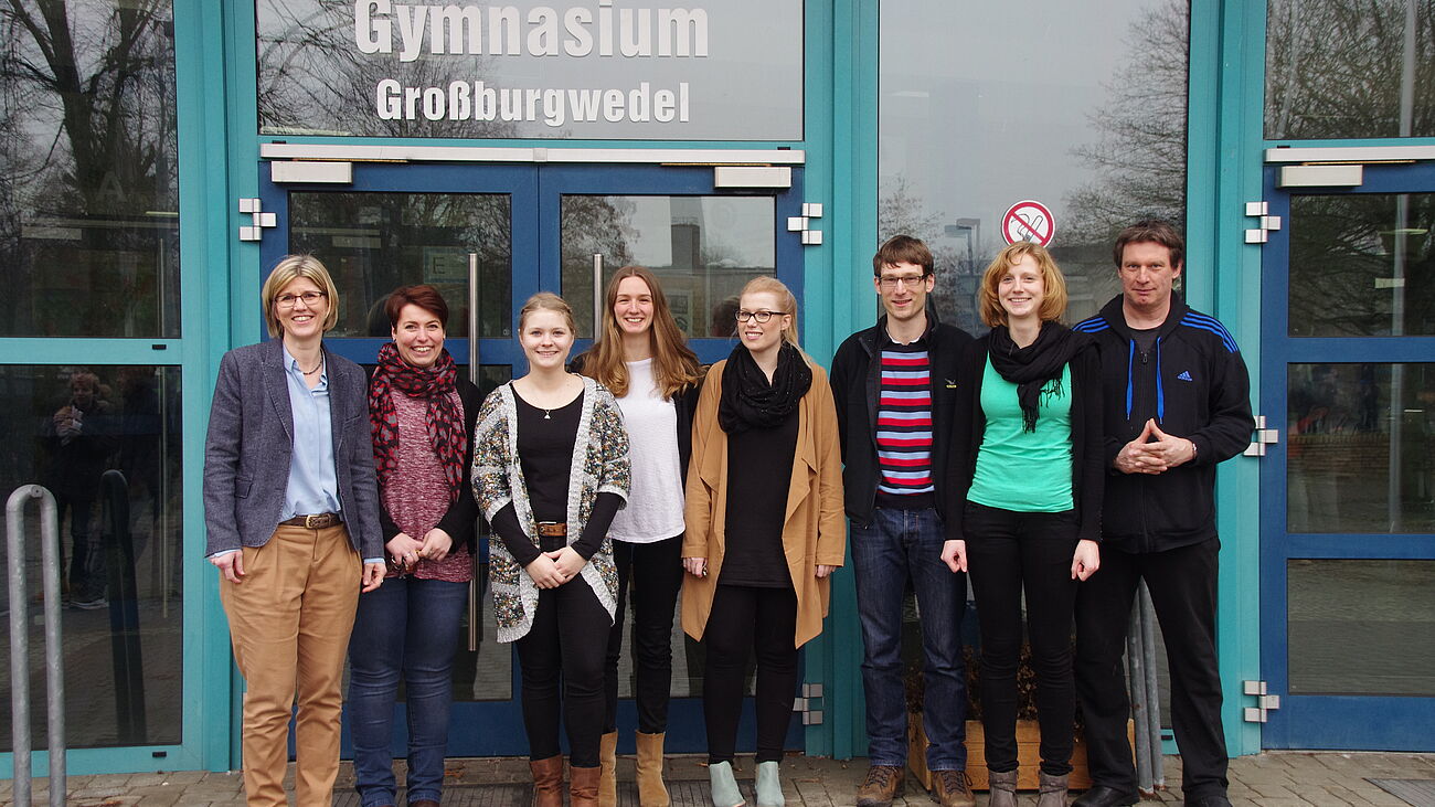 Foto: Schulleiterin Gesa Johannes und die künftigen Lehrer: Viviane Lüer (Englisch/Geschichte), Anna-Katharina Rybandt (Englisch/Religion), Helena Meyer (Deutsch/Biologie), Hanna Rehmstedt (Deutsch/Englisch), Jens Kampmeyer (Mathematik/Physik), Anna Troestler (Latein/Mathematik) und Wolfgang Scholz (Politik-Wirtschaft/Sport). Es fehlt: Madeleine Lindner (Französisch/Erdkunde).
