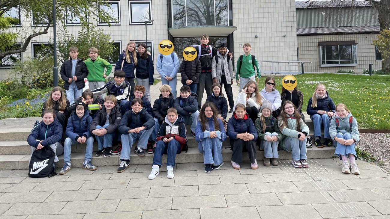 Schulklasse vor dem Gebäude des NDR in Hannover.