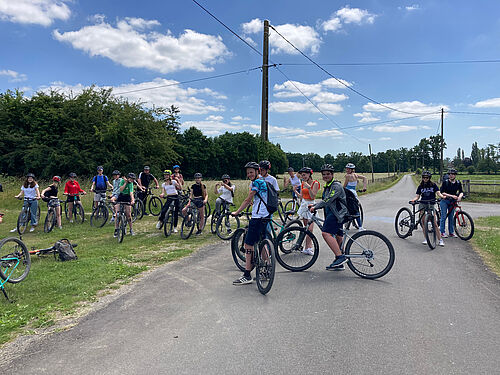Mit Mountainbikes wurde der Fernradweg auf der ehemaligen Bahnstrecke getestet.