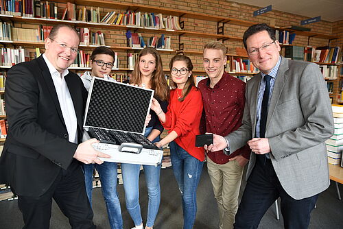 Foto: Übergabe: Der Vorsitzende Des Fördervereins, Marc Sinner, übergibt die Wörterbücher der Schule (v.l.: Niklas Dahmen, Victoria Krüger, Lil-Jordis Diepholz, Luis Beimfohr, Robert Baberske)