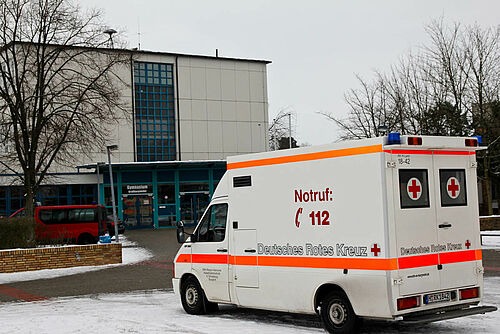 Rettungswagen vor dem Eingangsbereich