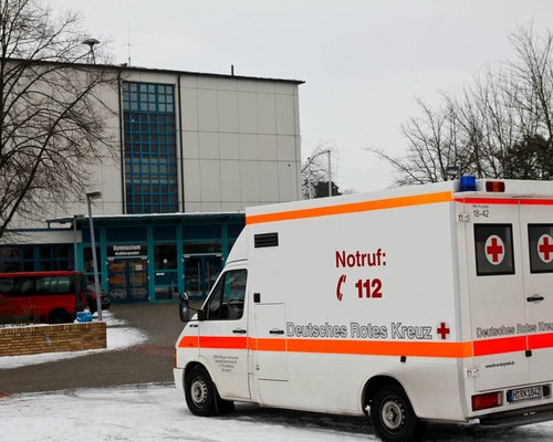 Rettungswagen vor dem Eingangsbereich