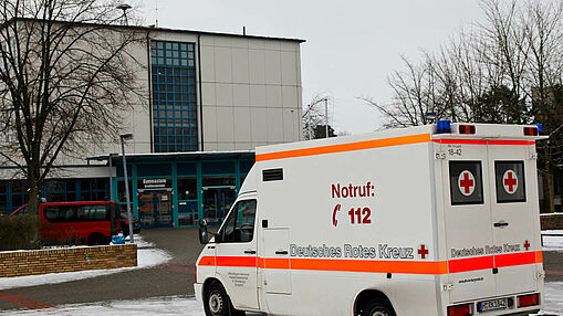Schulsanitätsdienst-Wettbewerb Rettungswagen vor dem Eingangsbereich