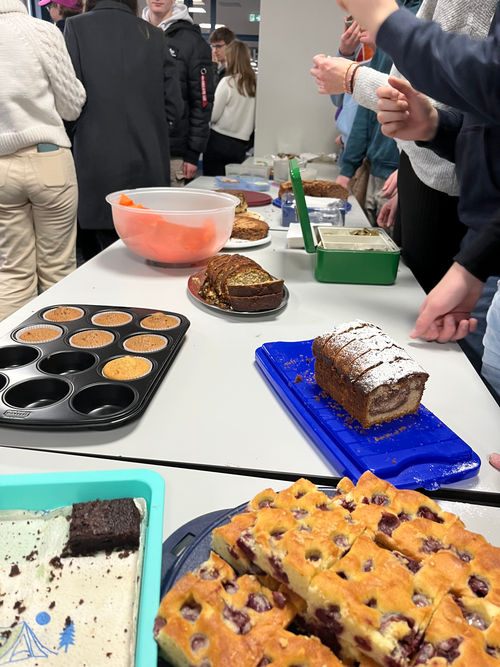 Foto: Schülerinnen und Schüler verkaufen Kuchen in der Pausenhalle