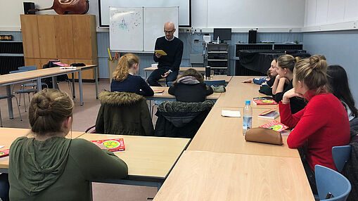 Foto: Luka Goldwasser liest aus seinem Roman "Das Haar in der Sippe".