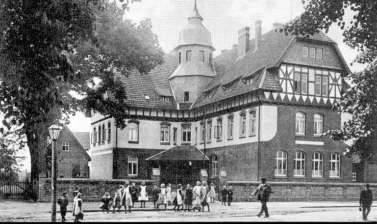 Volksschule und Gymnasium im Mitteldorf, heute Grundschule Großburgwedel