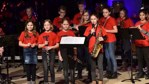 Die Bläserklasse 5 "Music Band'its" hat ihren ersten Auftritt.