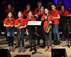 Die Bläserklasse 5 "Music Band'its" hat ihren ersten Auftritt.