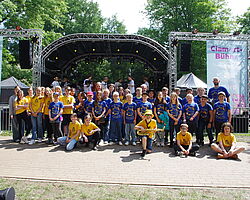Schülerinnen und Schüler vor der Bühne beim Gruppenfoto
