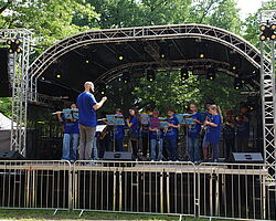 Schülerinnen und Schüler der Bläserklasse spielen auf der Bühne.