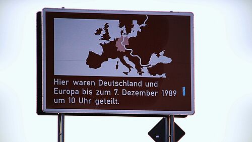 Ehemalige Grenze Foto eines Schildes, das an die deutsch-deutsche Grenze erinnert.