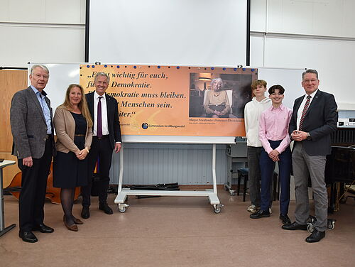 Das Banner mit Margot Friedländer wird den Teilnehmern der Veranstaltung präsentiert.
