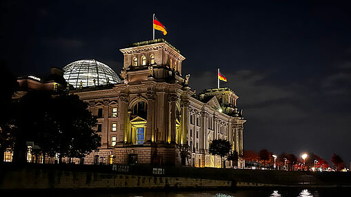 Das Reichstagsgebäude in Berlin bei Nacht.