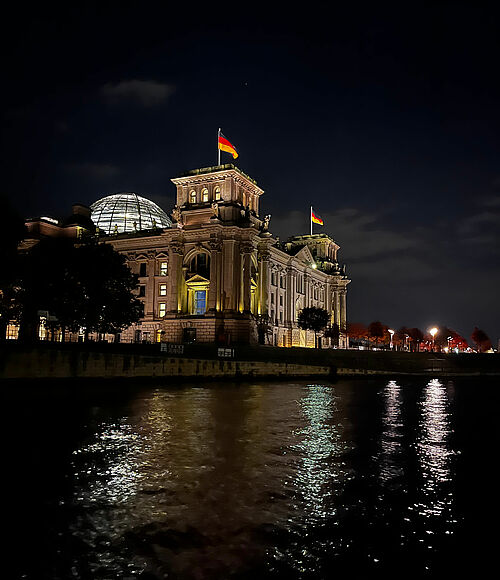 Das Reichstagsgebäude in Berlin bei Nacht.