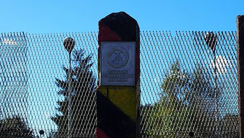 Deutsch-deutsche Grenze Bild eines DDR Grenzsteins