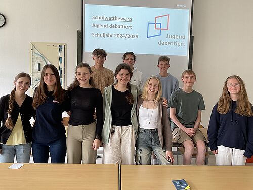 Gruppenfoto von Schülerinnen und Schülern, die am Wettbewerb teilgenommen haben.